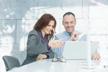 Mann und Frau recherchieren am Notebook