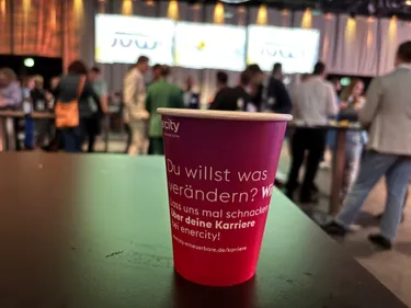 Smoothie Becher von enercity Erneuerbare GmbH beim BEE Sommerfest in Berlin.