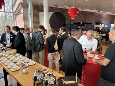 Menschenmenge in der Teestuv der enercity Erneuerbare