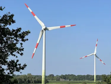 Windräder vor blauem Himmel
