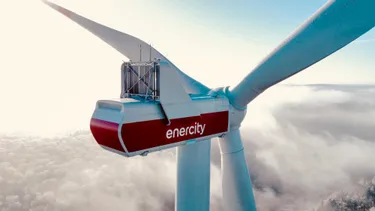 Windenergieanlage mit enercity Logo