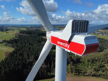 Windenergieanlage mit enercity Logo