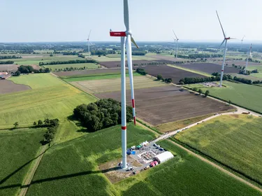Blick aus der Vogelperspektive auf das Windpark-Fest Tiefenriede. 