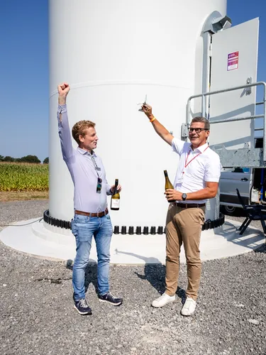 Karsten Brüggemann (Nordex) und Ralf Nietiet (enercity Erneuerbare) eröffnen den neuen Windpark Tiefenriede