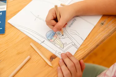 Ein Kind malt im Erneuerbare Energien-Malbuch der enercity Erneuerbare