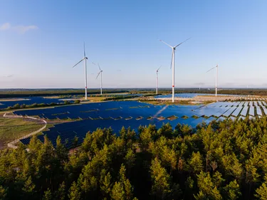 Photovoltaikpark mit Windrädern