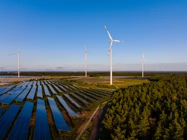 Windpark und Photovoltaikpark auf Grünfläche