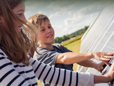 Kinder erkunden eine Solarzelle