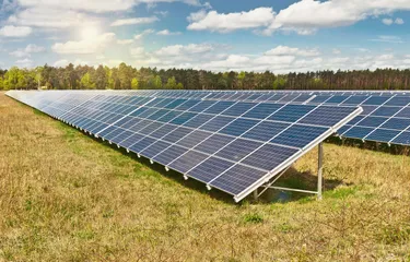 Ein fertiger PV-Park auf einer Freifläche.