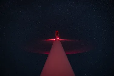 Windenergieanlage bei Nacht mit aktivierten Leuchtfeuern