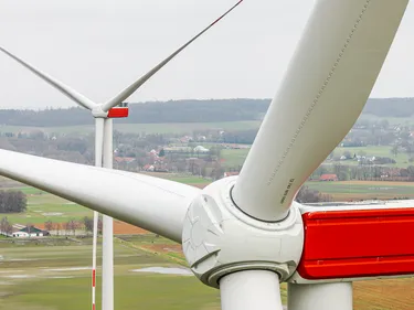 Nahaufnahme einer Windenergieanlage im neuen enercity Windpark Tiefenriede in der Gemeinde Stemwede. 