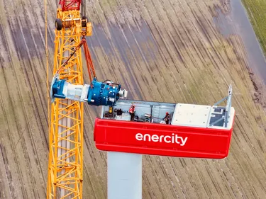 Montage des Rotors am Maschinenhaus einer Windenergieanlage in Stemwede