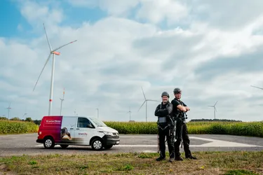 Im Windpark Tiefenriede führen zwei Parkwarte der enercity Erneuerbare GmbH ihre Arbeit durch.