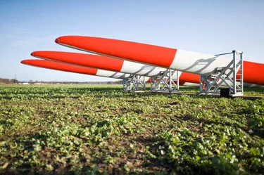 Rotorblätter liegen im Windpark Groß Eilstorf bereit