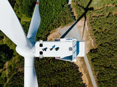 Vogelperspektive auf eine Windenergieanlage in Klettwitz