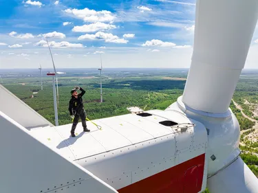 enercity Parkwart arbeitet auf einer Windanlage 