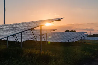 Freiflächen Photovoltaik im Sonnenaufgang