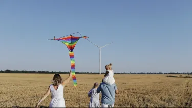 Familie mit Drachen im Feld