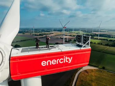 Zwei Parkwarte stehen auf einer Windenergieanlage in Stemwede, Tiefenriede und sorgen für das Instandhalten der Anlagen.